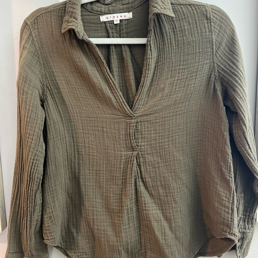 XiRENA Green Pleated 3/4 Sleeve Blouse